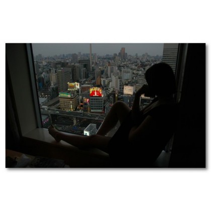 Αφίσα (πόλη, παράθυρο, κορίτσι, νύχτα)